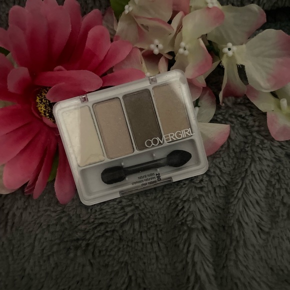 ⚜️3/$25⚜️💋COVERGIRL EYE ENHANCERS 4 KIT -NATURAL NUDES💋 - Picture 5 of 7